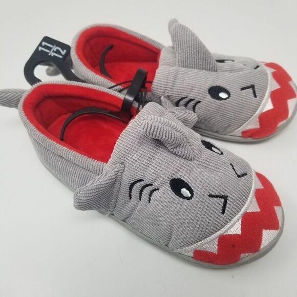 NWT. SHARK SLIPPERS FOR BOYS. - Picture 5 of 10